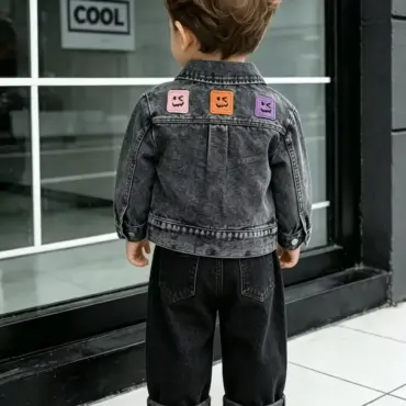 CHAQUETA DE JEAN CON DETALLES DE PARCHE